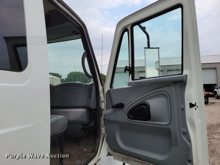 image for item DM2426 2004 International 4200  chipper truck