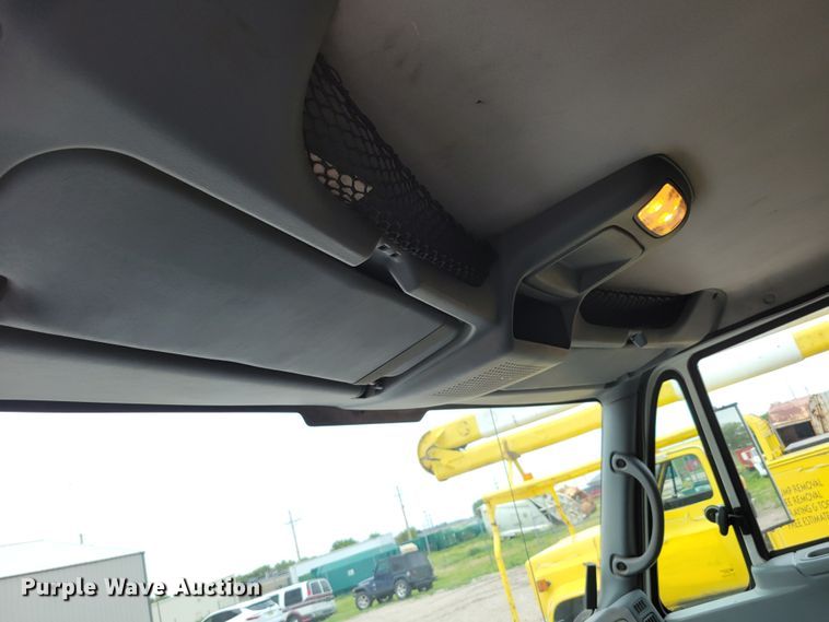 image for item DM2426 2004 International 4200  chipper truck