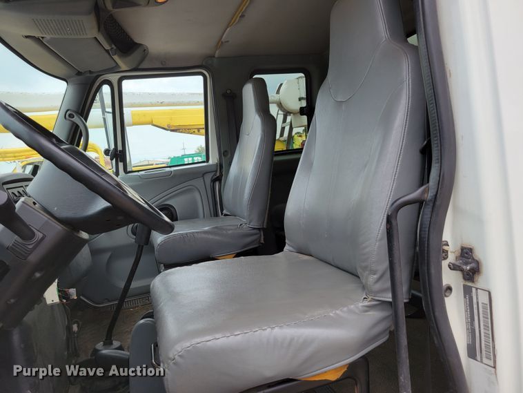 image for item DM2426 2004 International 4200  chipper truck