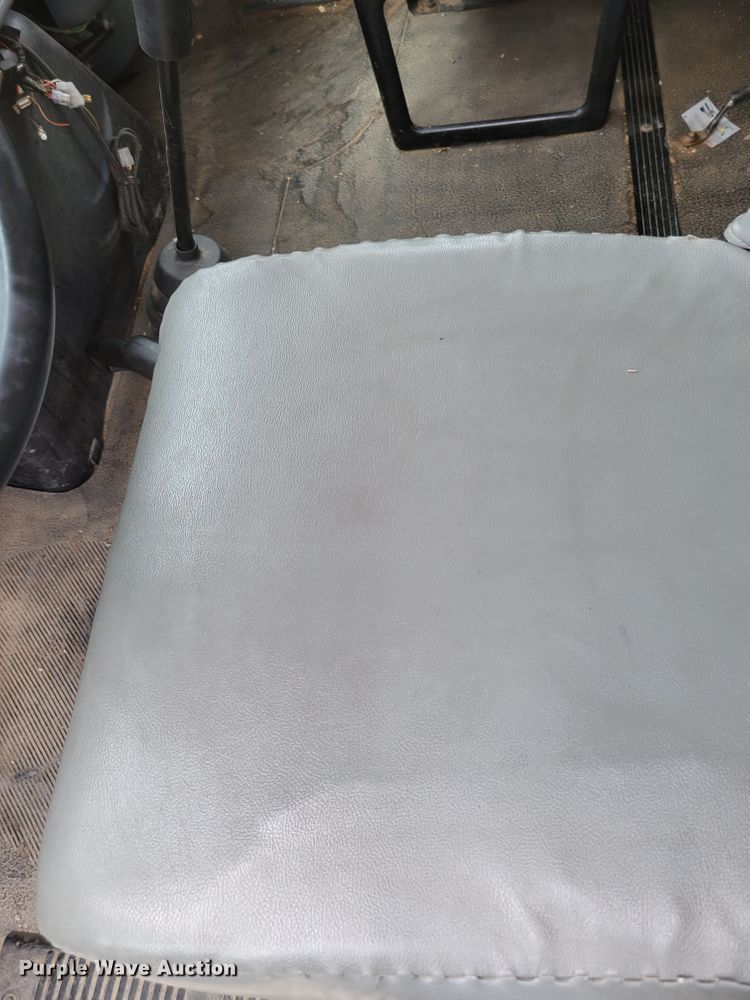 image for item DM2426 2004 International 4200  chipper truck