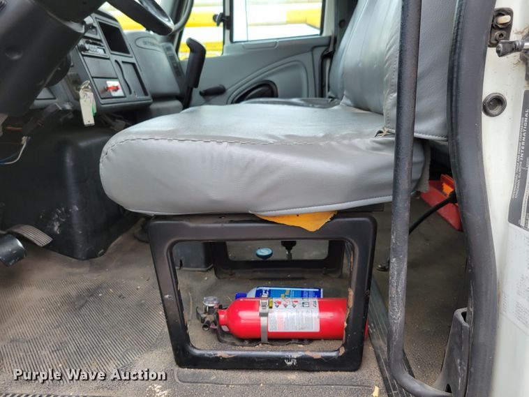 image for item DM2426 2004 International 4200  chipper truck