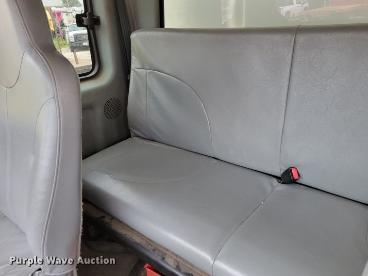 image for item DM2426 2004 International 4200  chipper truck