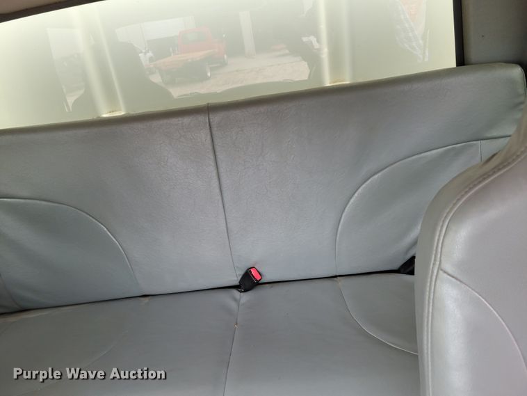 image for item DM2426 2004 International 4200  chipper truck