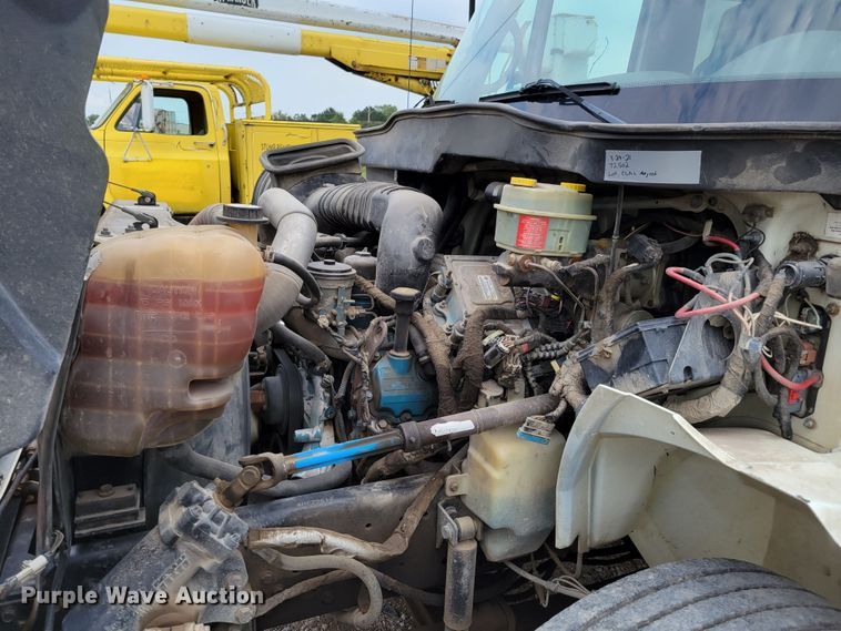 image for item DM2426 2004 International 4200  chipper truck