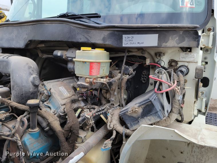 image for item DM2426 2004 International 4200  chipper truck