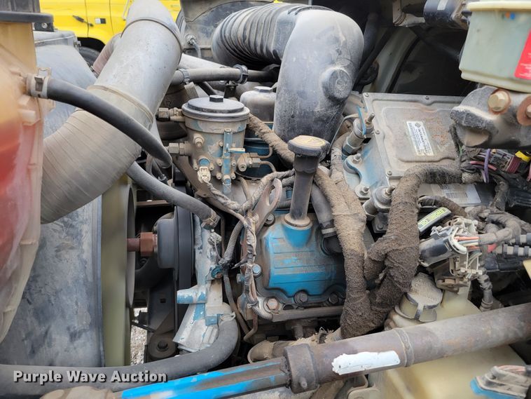 image for item DM2426 2004 International 4200  chipper truck