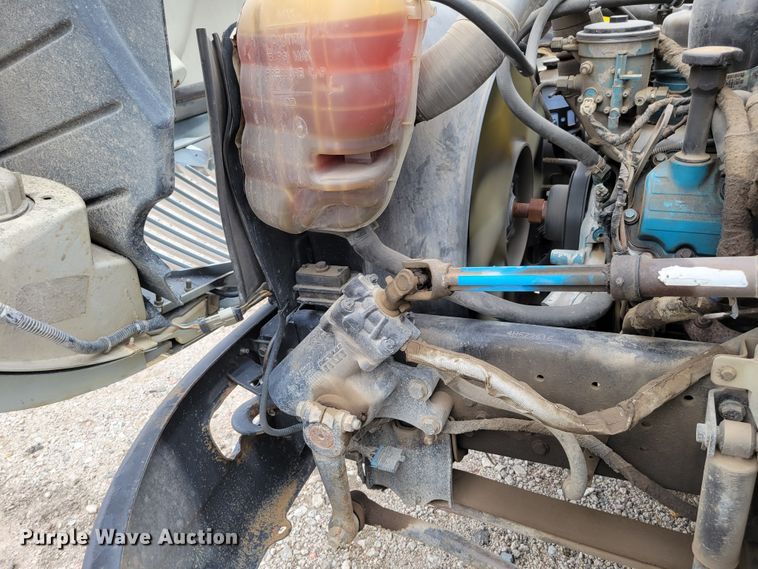 image for item DM2426 2004 International 4200  chipper truck