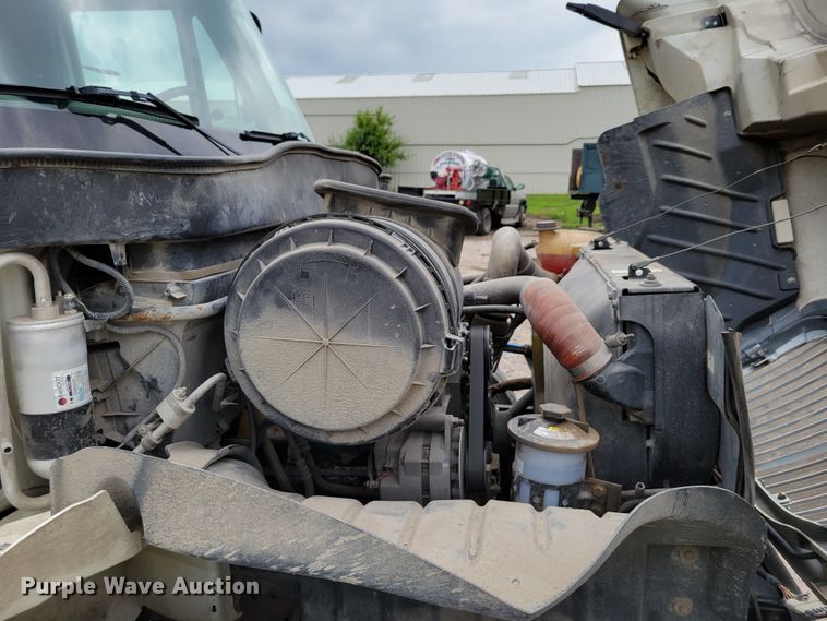 image for item DM2426 2004 International 4200  chipper truck