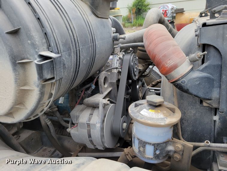 image for item DM2426 2004 International 4200  chipper truck