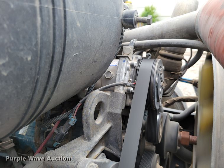 image for item DM2426 2004 International 4200  chipper truck