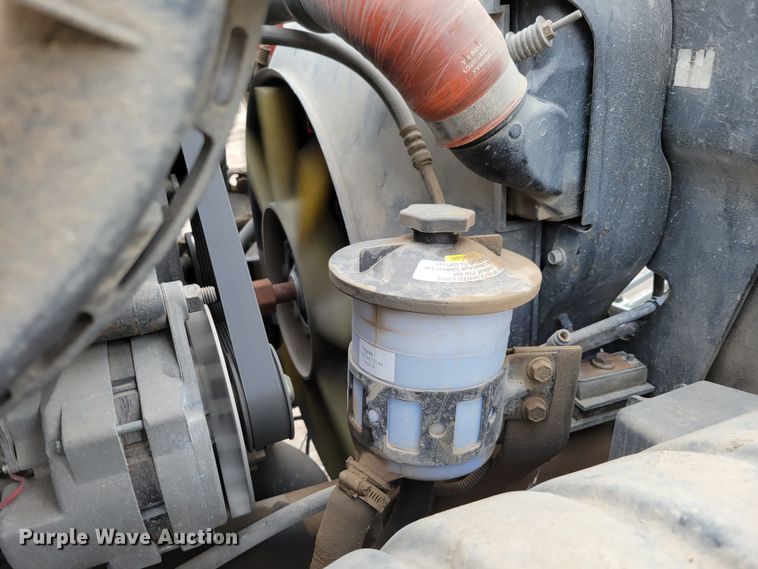 image for item DM2426 2004 International 4200  chipper truck