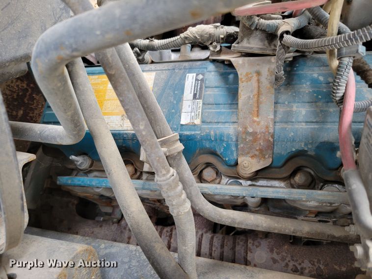 image for item DM2426 2004 International 4200  chipper truck