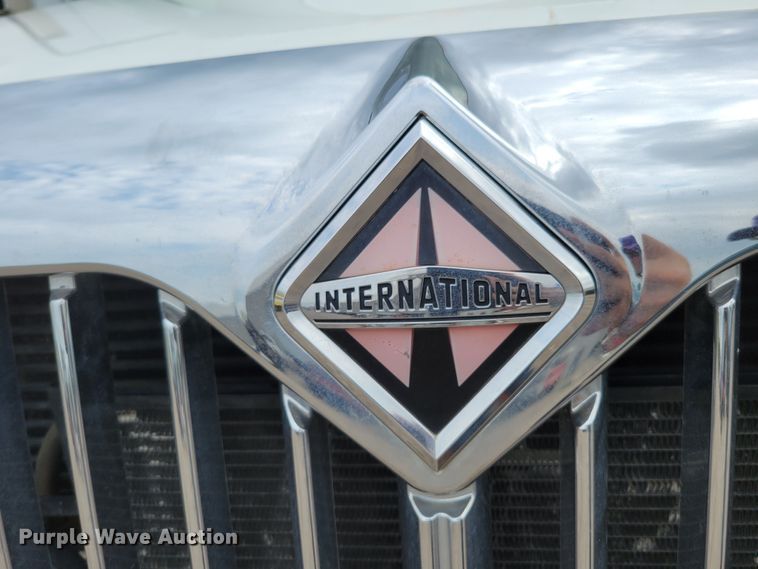 image for item DM2426 2004 International 4200  chipper truck