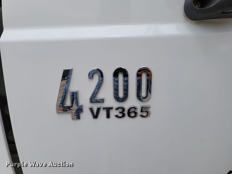 image for item DM2426 2004 International 4200  chipper truck