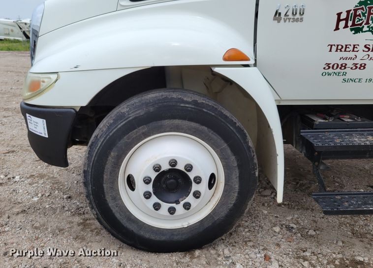 image for item DM2426 2004 International 4200  chipper truck