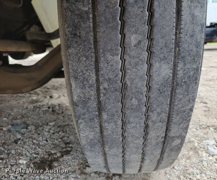 image for item DM2426 2004 International 4200  chipper truck