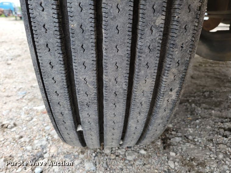 image for item DM2426 2004 International 4200  chipper truck