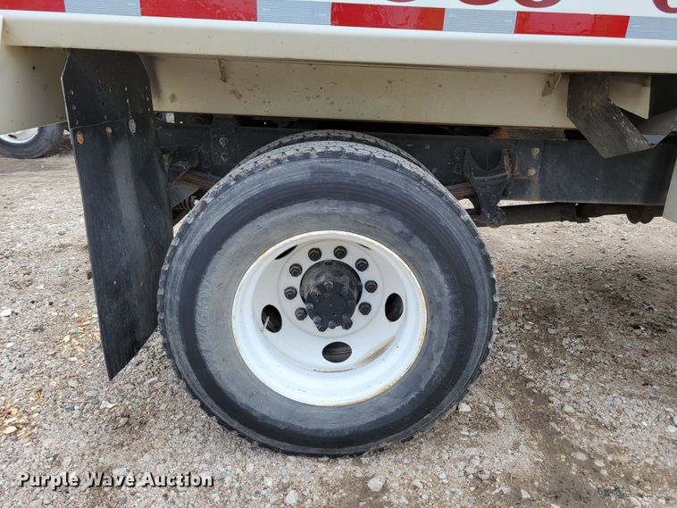 image for item DM2426 2004 International 4200  chipper truck