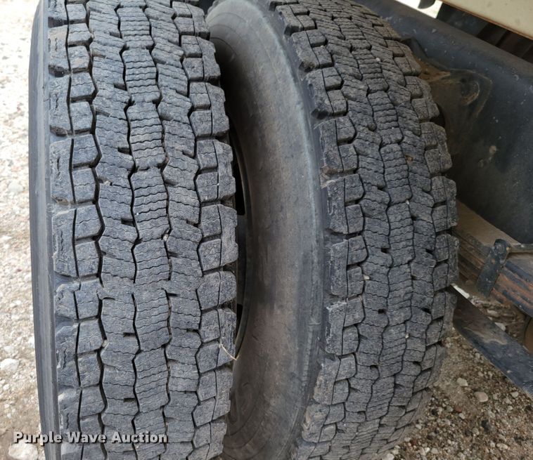 image for item DM2426 2004 International 4200  chipper truck