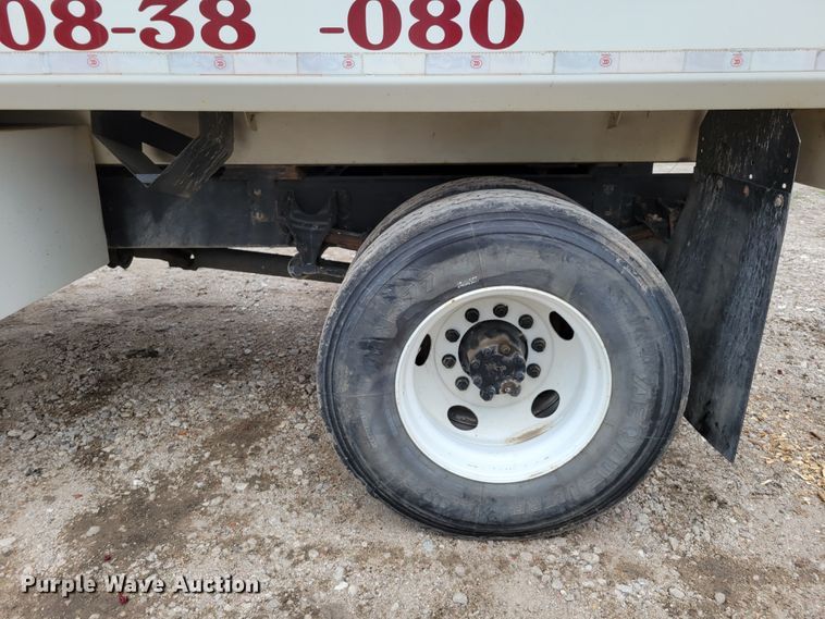 image for item DM2426 2004 International 4200  chipper truck