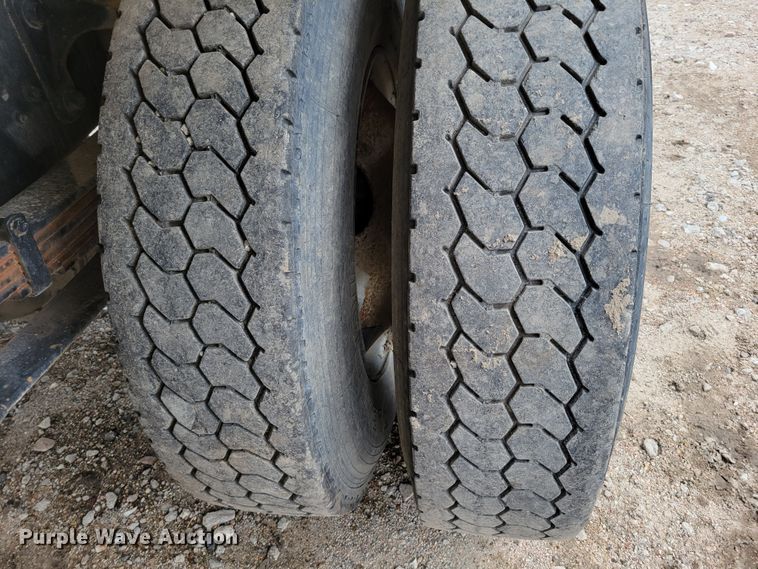 image for item DM2426 2004 International 4200  chipper truck