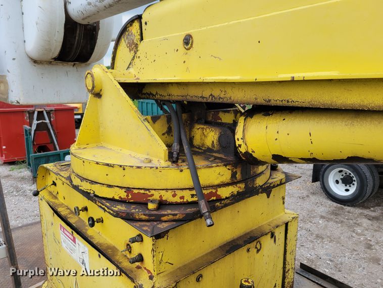 image for item DM2427 1987 Chevrolet C6500  bucket truck