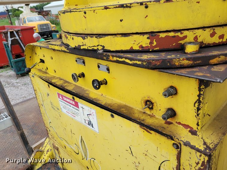 image for item DM2427 1987 Chevrolet C6500  bucket truck