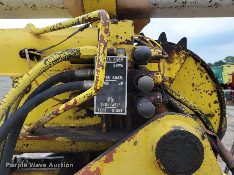 image for item DM2427 1987 Chevrolet C6500  bucket truck