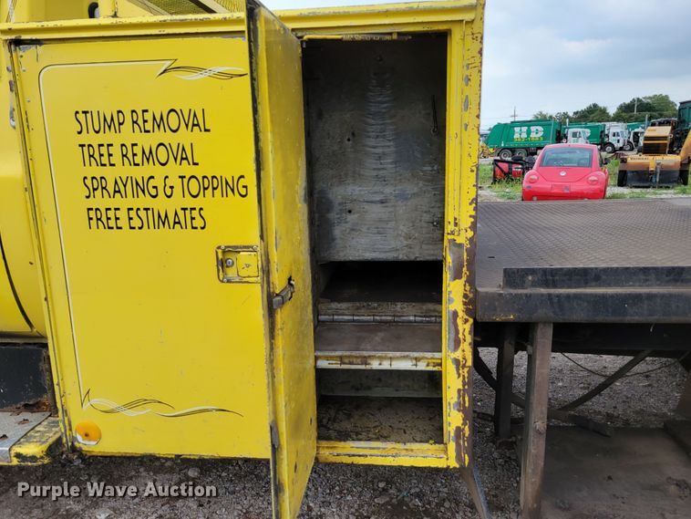 image for item DM2427 1987 Chevrolet C6500  bucket truck