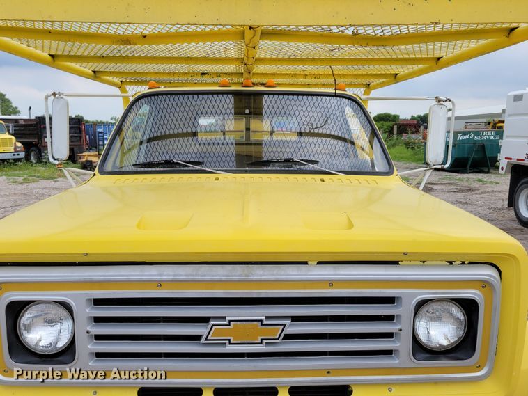 image for item DM2427 1987 Chevrolet C6500  bucket truck