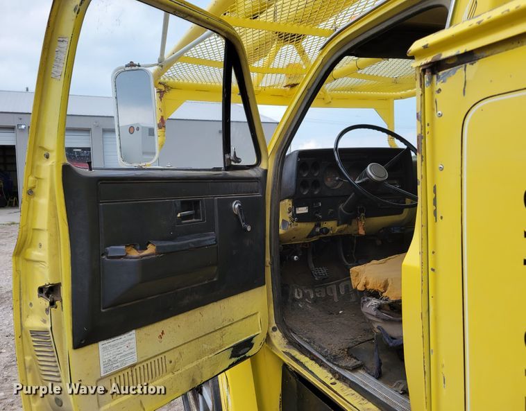 image for item DM2427 1987 Chevrolet C6500  bucket truck