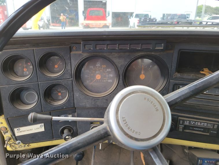 image for item DM2427 1987 Chevrolet C6500  bucket truck