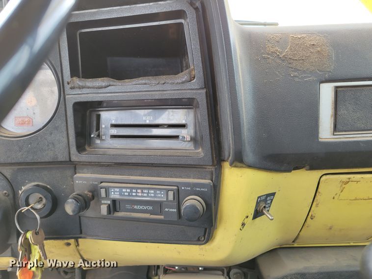 image for item DM2427 1987 Chevrolet C6500  bucket truck