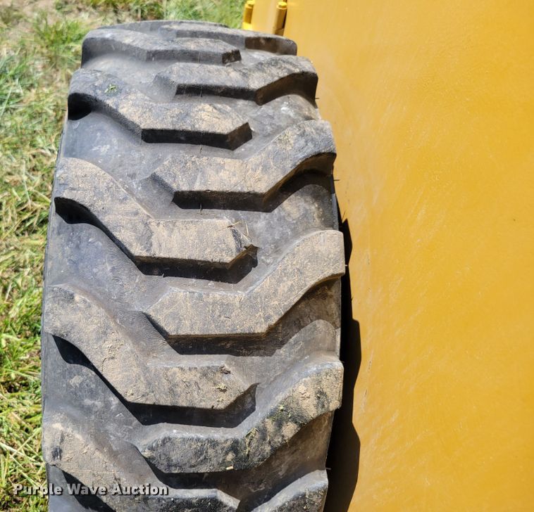 image for item DM2448 Hydra-mac 20C  skid steer loader