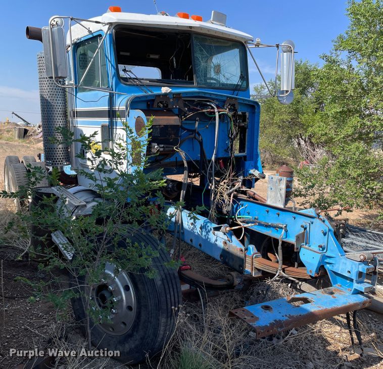 image for item DN5037 1988 Kenworth T800  truck cab and chassis