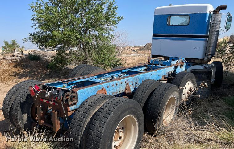 image for item DN5037 1988 Kenworth T800  truck cab and chassis