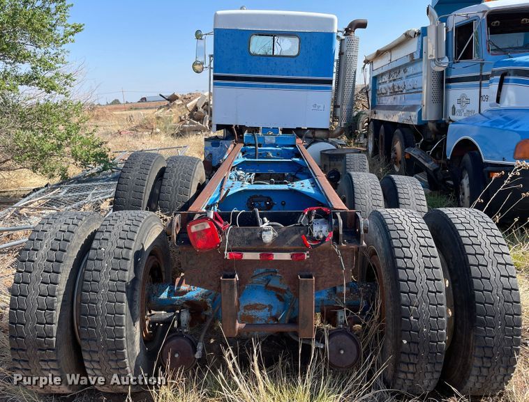 image for item DN5037 1988 Kenworth T800  truck cab and chassis