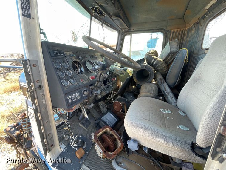 image for item DN5037 1988 Kenworth T800  truck cab and chassis