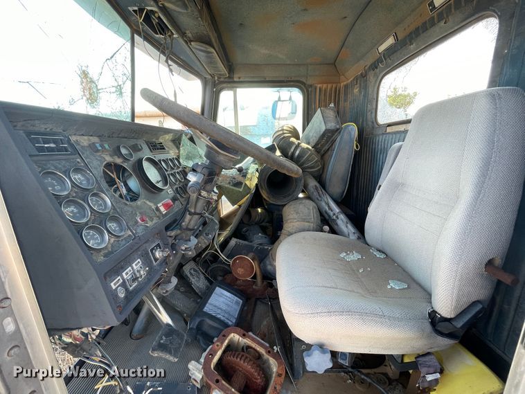 image for item DN5037 1988 Kenworth T800  truck cab and chassis