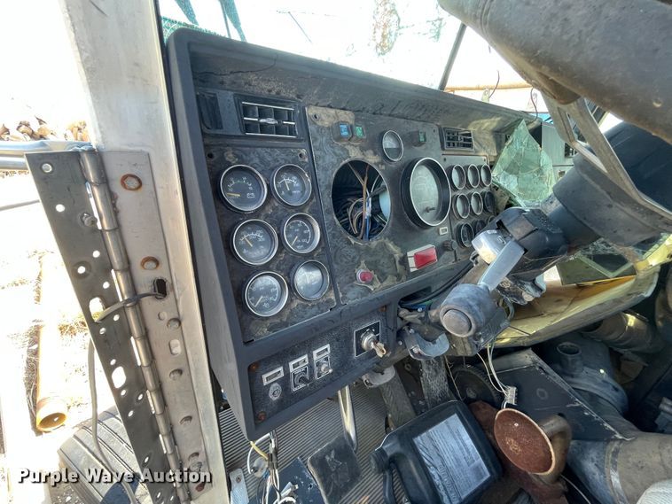 image for item DN5037 1988 Kenworth T800  truck cab and chassis