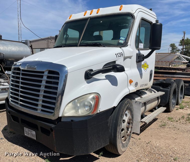 image for item DN5065 2010 Freightliner Cascadia 113  semi truck