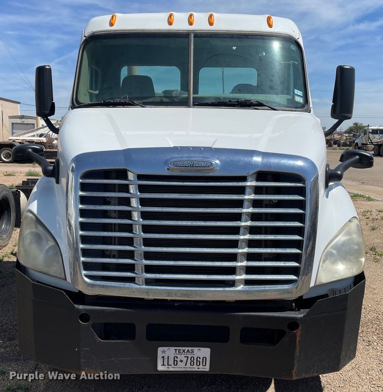 image for item DN5065 2010 Freightliner Cascadia 113  semi truck