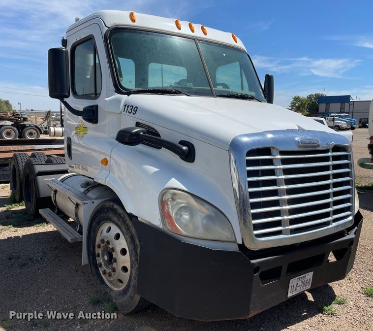 image for item DN5065 2010 Freightliner Cascadia 113  semi truck