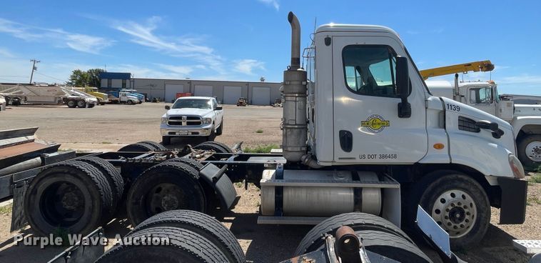 image for item DN5065 2010 Freightliner Cascadia 113  semi truck