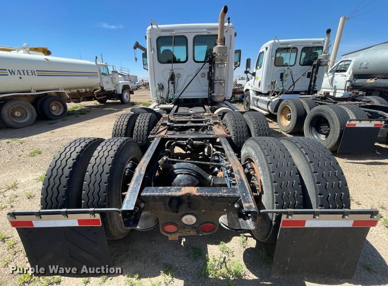 image for item DN5065 2010 Freightliner Cascadia 113  semi truck