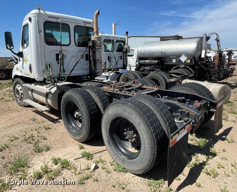 image for item DN5065 2010 Freightliner Cascadia 113  semi truck