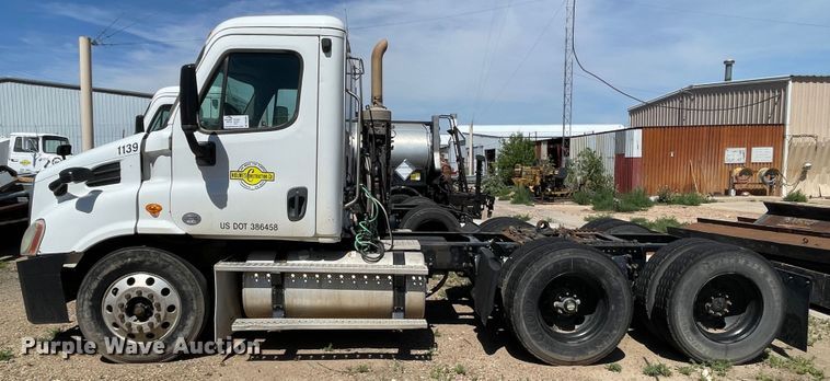 image for item DN5065 2010 Freightliner Cascadia 113  semi truck