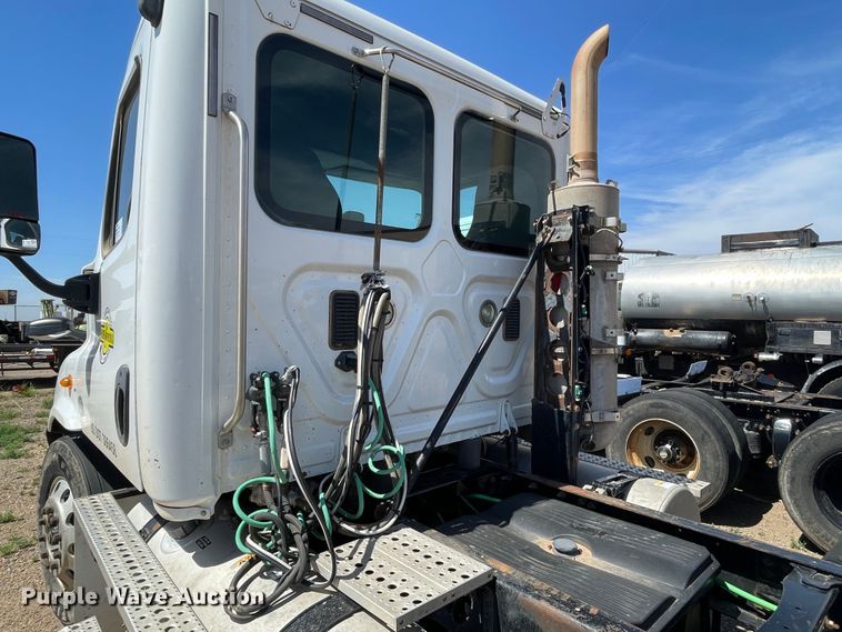 image for item DN5065 2010 Freightliner Cascadia 113  semi truck