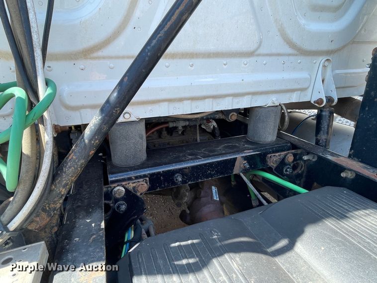 image for item DN5065 2010 Freightliner Cascadia 113  semi truck