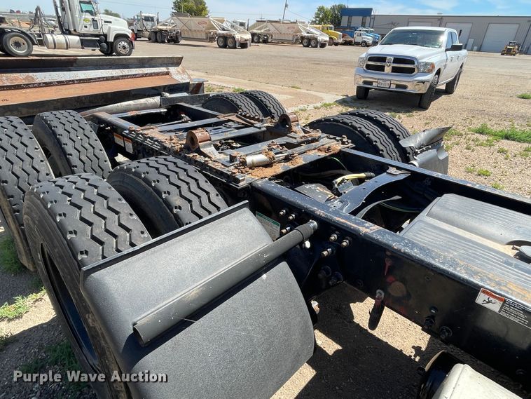 image for item DN5065 2010 Freightliner Cascadia 113  semi truck